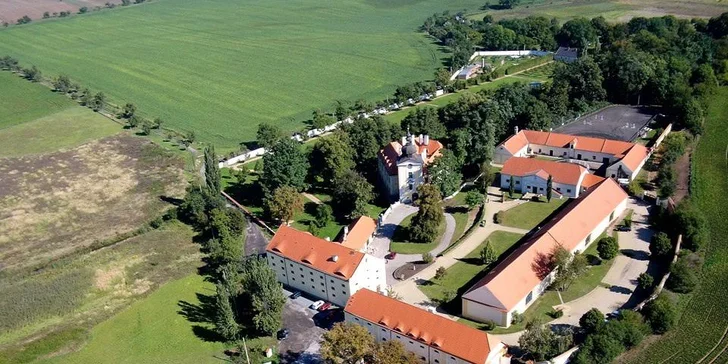 4* hotel v zámeckém areálu za Prahou: luxusní romantické pokoje a snídaně