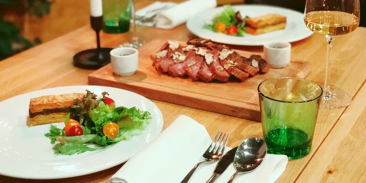 Otevřené vouchery až na 2000 Kč do River Garden Grill: steaky, sezónní pochoutky i speciality s lanýži