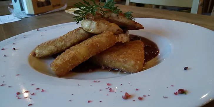 Šťavnatý steak nebo burger s přílohou v oblíbeném Plauditu v Mnichově Hradišti