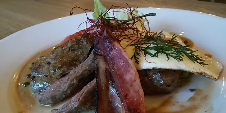 Šťavnatý steak nebo burger s přílohou v oblíbeném Plauditu v Mnichově Hradišti