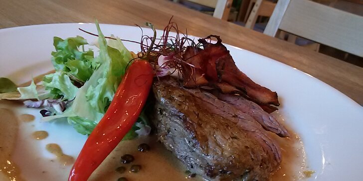 Šťavnatý steak s přílohou v oblíbeném Plauditu v Mnichově Hradišti