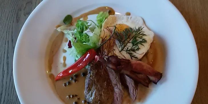 Šťavnatý steak s přílohou v oblíbeném Plauditu v Mnichově Hradišti