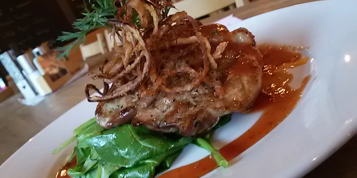 Šťavnatý steak s přílohou v oblíbeném Plauditu v Mnichově Hradišti