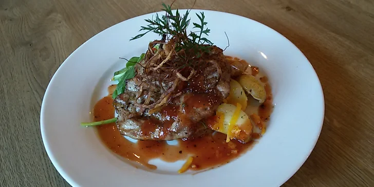 Šťavnatý steak nebo burger s přílohou v oblíbeném Plauditu v Mnichově Hradišti