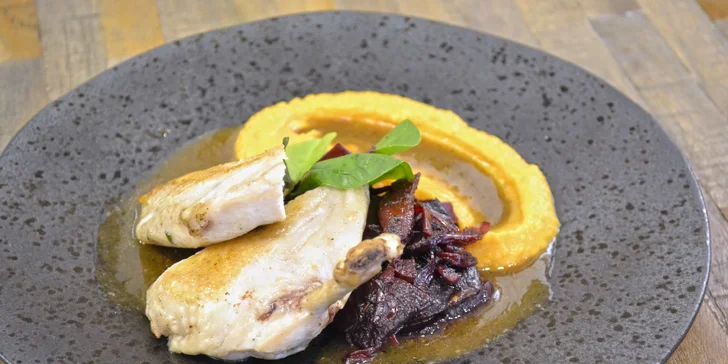 Hostina Hezky Česky: kuřecí prsíčko supreme či bůček ve skvělém menu
