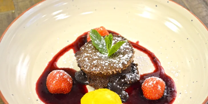Hostina Hezky Česky: kuřecí prsíčko supreme či bůček ve skvělém menu