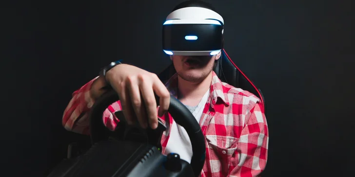 Staň se virtuálním závodním řidičem: vyber si ze 180 typů závodních vozů
