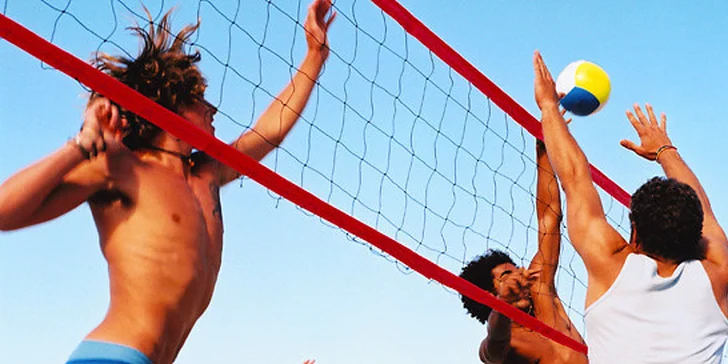 Beachvolejbal na pláži v Černošicích