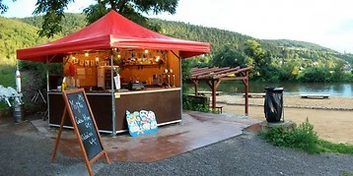 Beachvolejbal na pláži v Černošicích