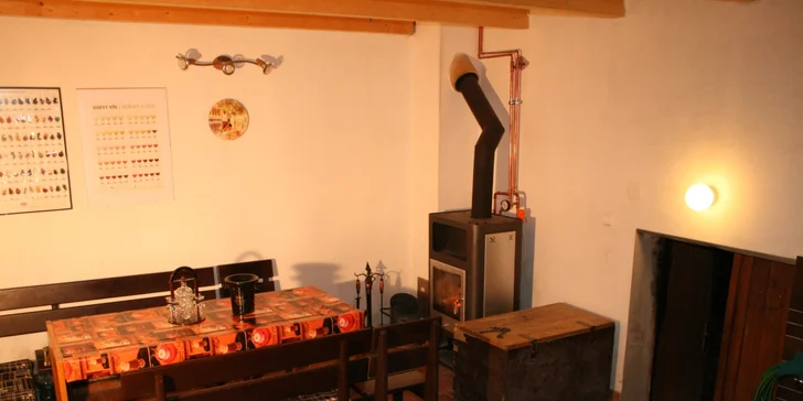 Součástí sklípku je společenská místnost s kamny.