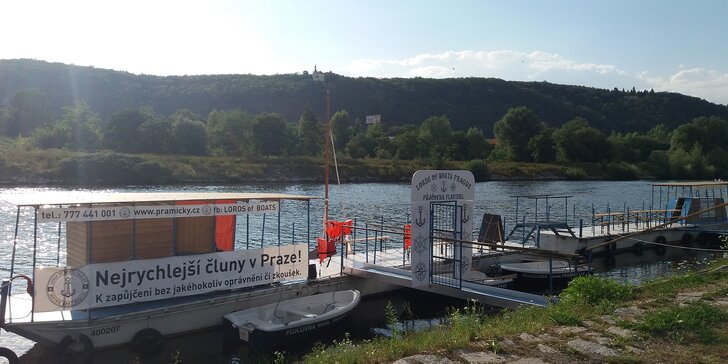 Praha z hladiny řeky: pronájem motorové lodi na Vltavě na 60–90 minut