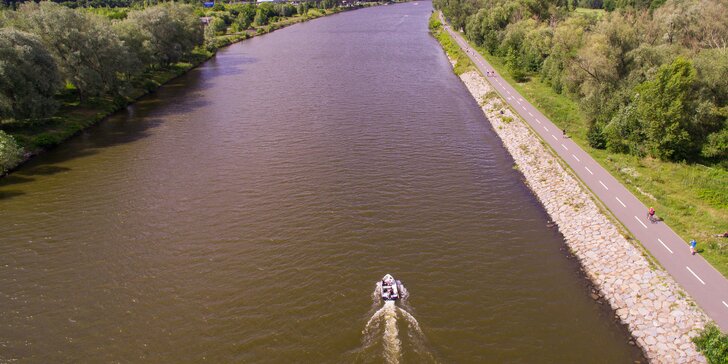 Praha z hladiny řeky: pronájem motorové lodi na Vltavě na 60–90 minut