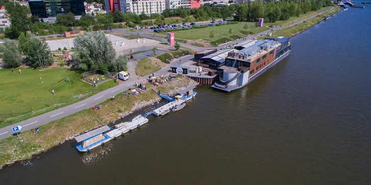 Praha z hladiny řeky: pronájem motorové lodi na Vltavě na 60–90 minut