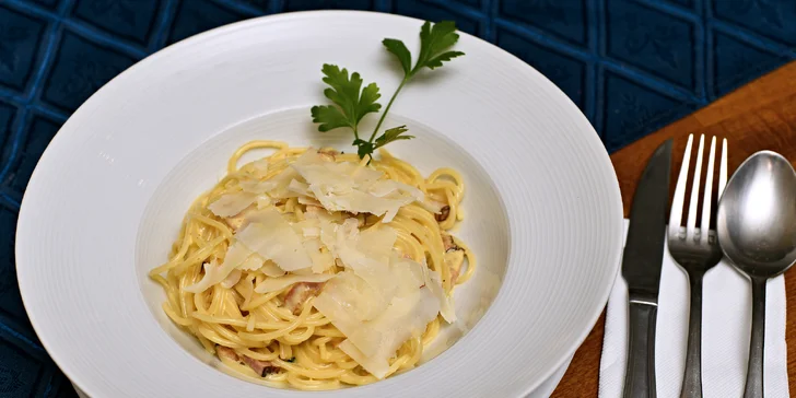 Tradiční italské speciality: pizza, pasta, salát nebo rizoto podle výběru