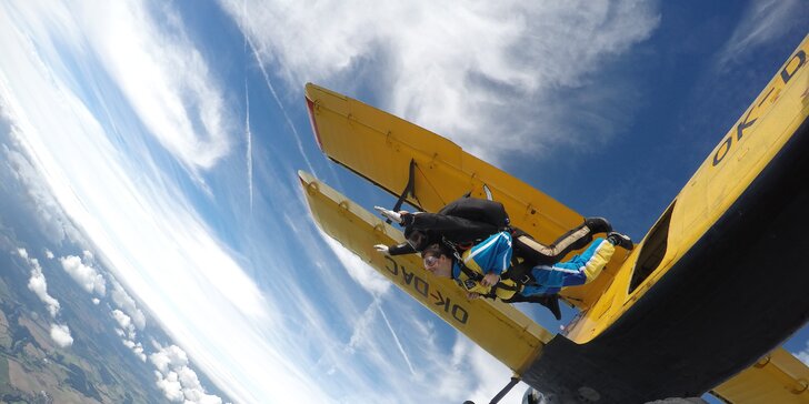 Staňte se parašutistou: výcvik zakončený samostatným seskokem z letadla
