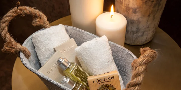 4* hotel v zámeckém areálu za Prahou: luxusní romantické pokoje a snídaně
