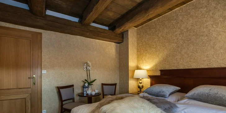 4* hotel v zámeckém areálu za Prahou: luxusní romantické pokoje a snídaně