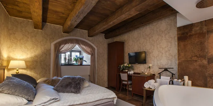 4* hotel v zámeckém areálu za Prahou: luxusní romantické pokoje a snídaně