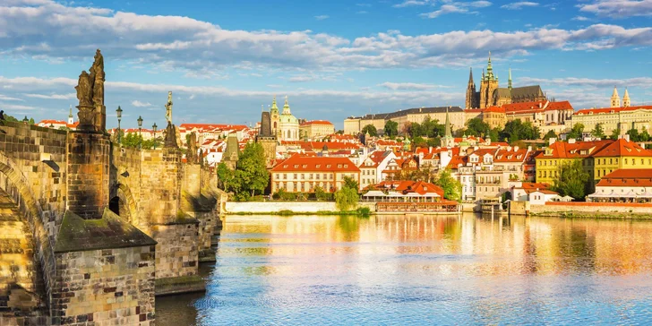  Hned vedle hotelu je zastávka metra Želivského, odkud to budete mít do centra jen 10 minut. 