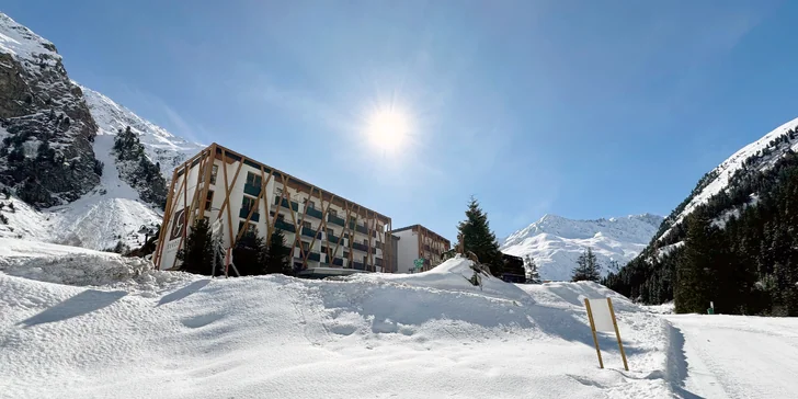 Na svoje si prídu aj bežkári a skialpinisti – údolná stopa vedie priamo pri hoteli.