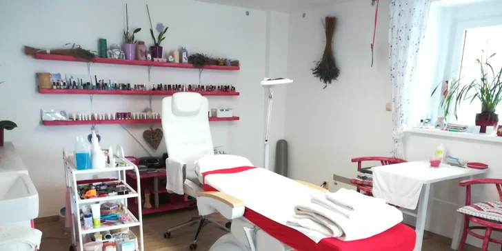 Kompletní kosmetické ošetření s úpravou obočí a masáží obličeje