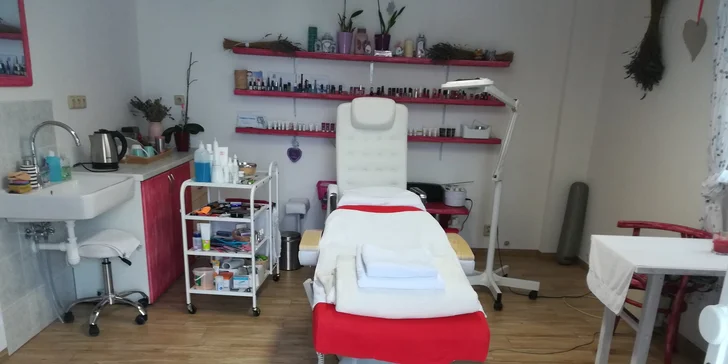 Kompletní kosmetické ošetření s úpravou obočí a masáží obličeje