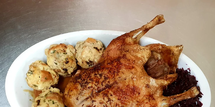 Pečená kachna se špekovými knedlíky a zelím v restauraci La Bastille