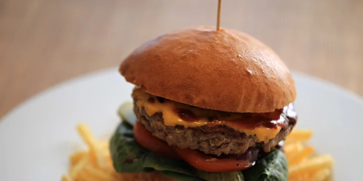 Maxi burger a slaninové hranolky na Kampě s krásným výhledem na Karlův most