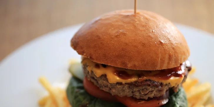 Maxi burger a slaninové hranolky na Kampě s krásným výhledem na Karlův most