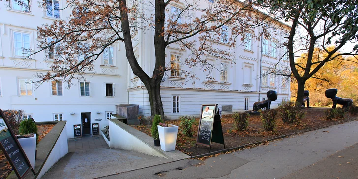 Dobroty na Kampě: půlmetrový štrúdl a káva, čaj nebo limonáda pro 2 osoby