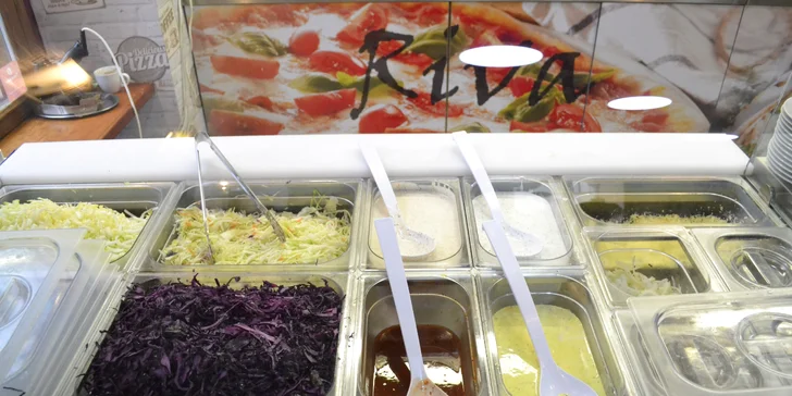 Tradiční gyros v pita chlebu nebo tortille s nápojem v restauraci Riva
