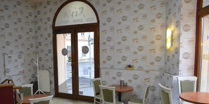 Tradiční gyros v pita chlebu nebo tortille s nápojem v restauraci Riva