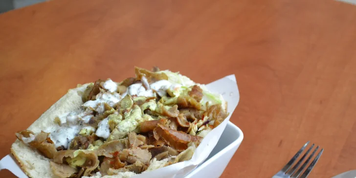 Tradiční gyros v pita chlebu nebo tortille s nápojem v restauraci Riva