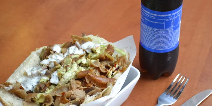 Tradiční gyros v pita chlebu nebo tortille s nápojem v restauraci Riva