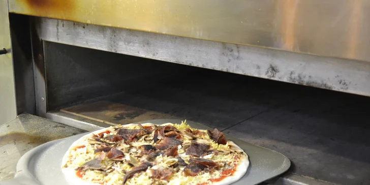 Klasická pizza dle výběru s nápojem v restauraci Riva