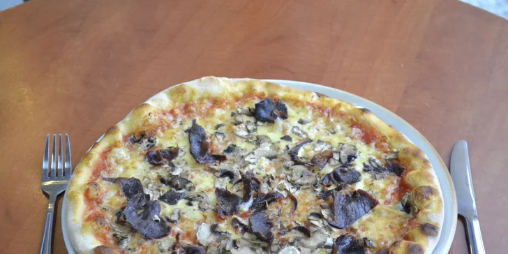 Klasická pizza dle výběru s nápojem v restauraci Riva