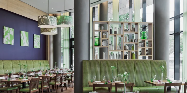Součástí hotelu je restaurace a bar.