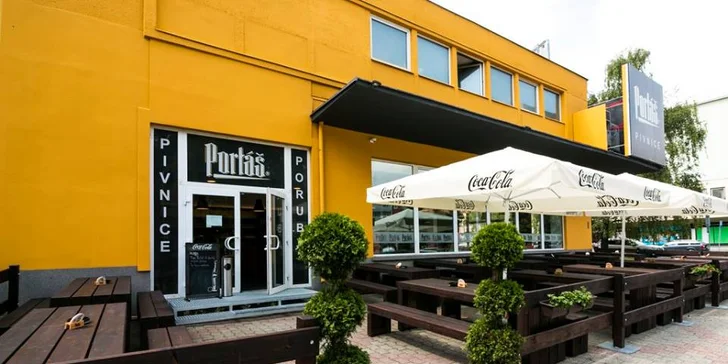 Burger Portáš s pořádnou porcí masa: 300 g hovězího, k tomu karamelizovaná cibulka, ďábelská omáčka a hranolky