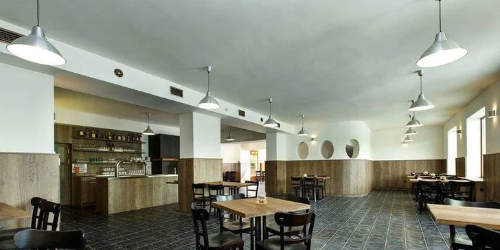 Masová hostina: 750 g masa, hranolky, cibulové kroužky i 2 piva Portáš