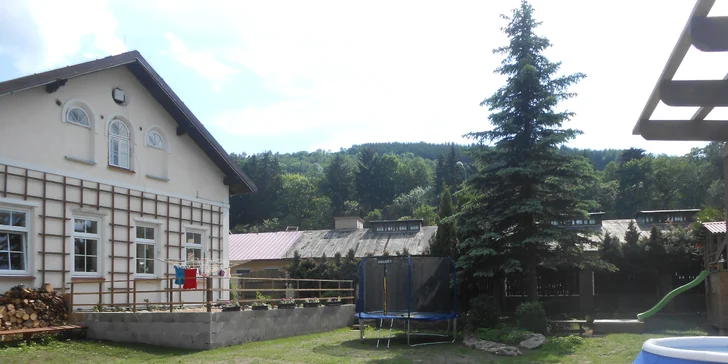 Před apartmány je posezení a veškeré zázemí pro pohodovou dovolenou. 