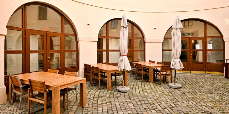 Maso si na lávových kamenech opečete sami – vybrat si můžete variace masa s kuřecím nebo s pravou hovězí svíčkovou (vždy dostanete 3 druhy masa).