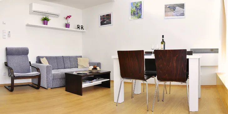 Všetky apartmány majú obývaciu izbu a spálňu s manželskou posteľou.