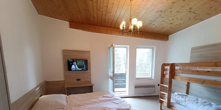 K pokojům patří balkon. 