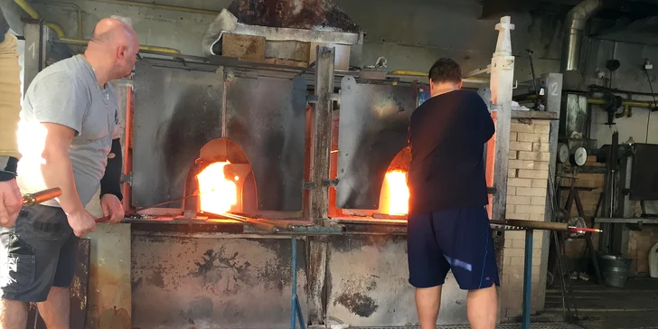 Nahlédněte do sklářské hutě a projděte si spolu s majitelem sklárnu.