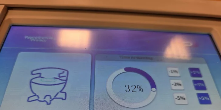 EMS kreslo je vhodné pre ženy po pôrodoch, pri úniku moču, pocite oslabeného panvového dna, ale aj pri bolestiach krížov