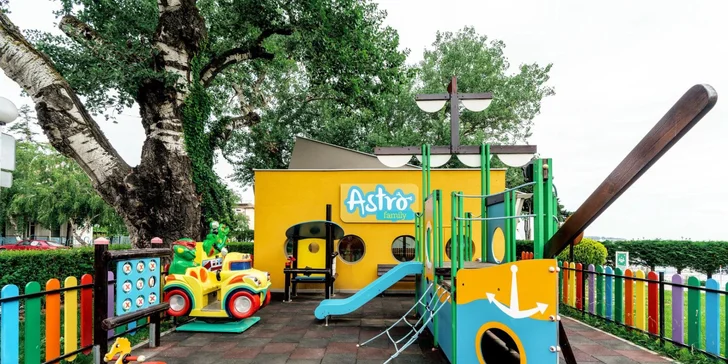 Děti se vyřádí na hřišti, v herně či zábavní místnosti.