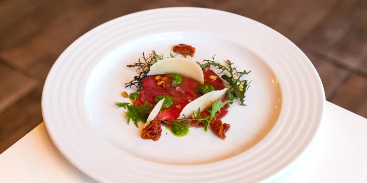 Také ochutnáte hovězí carpaccio s grana padano sýrem.