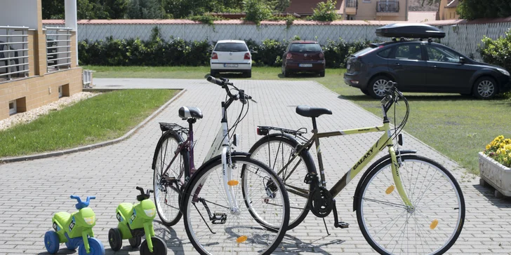 Pokud zvolíte třetí variantu, na 4 hodiny vám tady půjčí kola. 