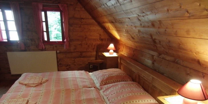 A má dva oddělené pokoje. Další člověk se pohodlně vyspí ve světnici na peci.
