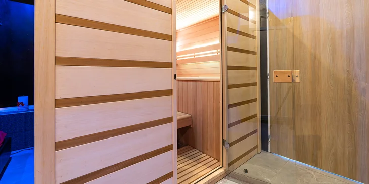 Finská sauna má žulové kameny na topném tělesu a s vnitřním LED nasvícením, které navodí tu správnou romantickou atmosféru.